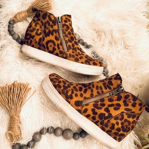 Bamboo brand leopard print sneaker size 10